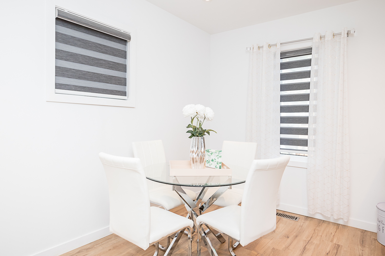 371 Martin Avenue West - Dining