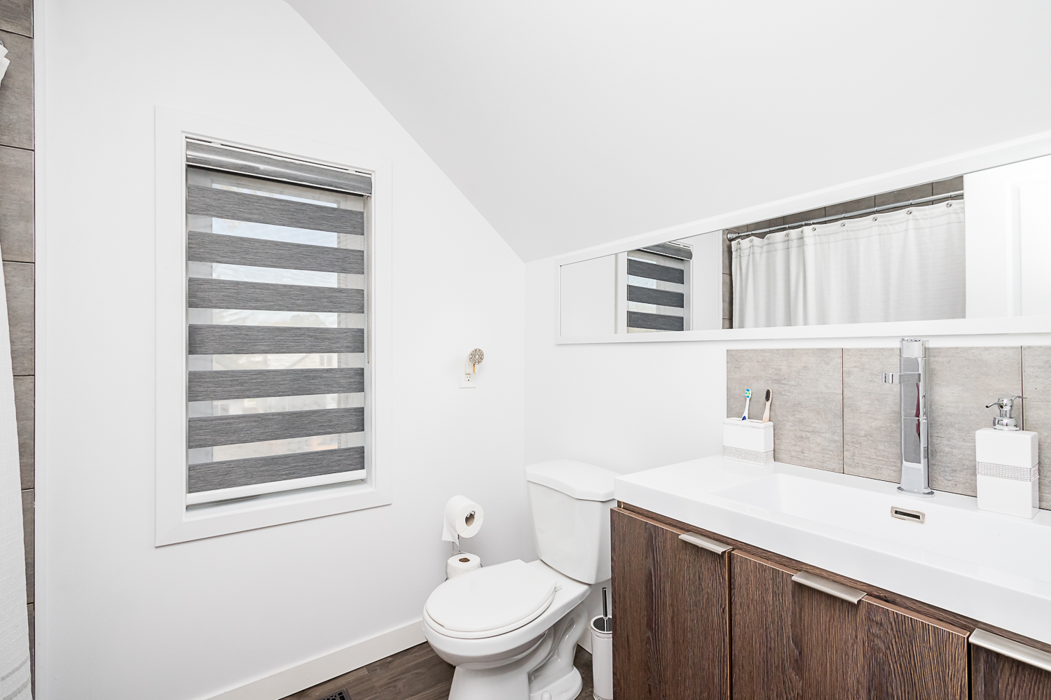 371 Martin Avenue West - Bathroom