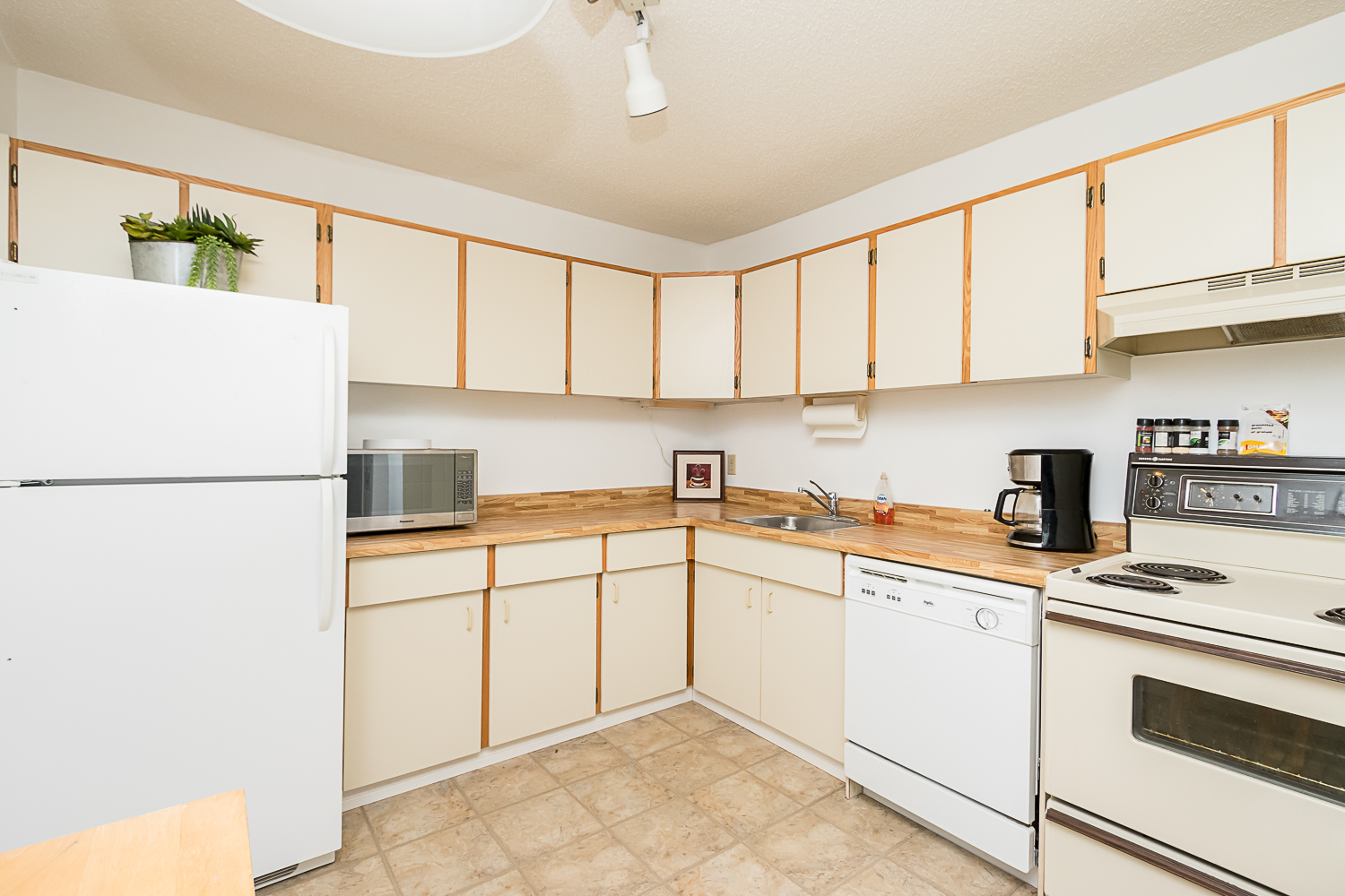 203-1671 Plessis Road - Kitchen