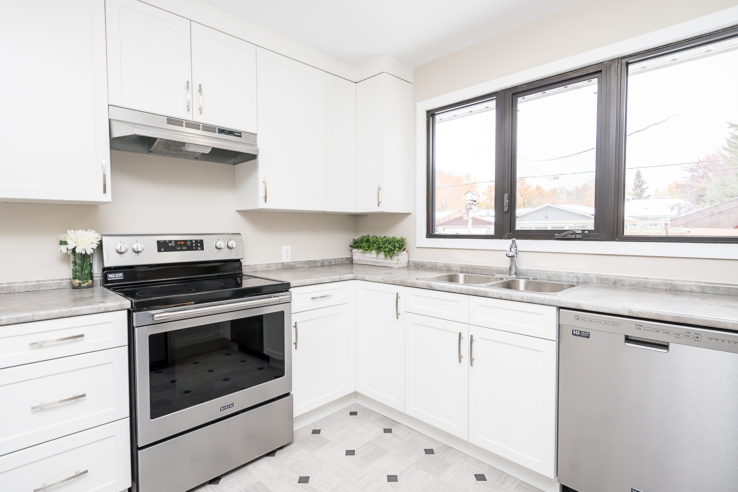 614 Dunrobin Avenue - Kitchen