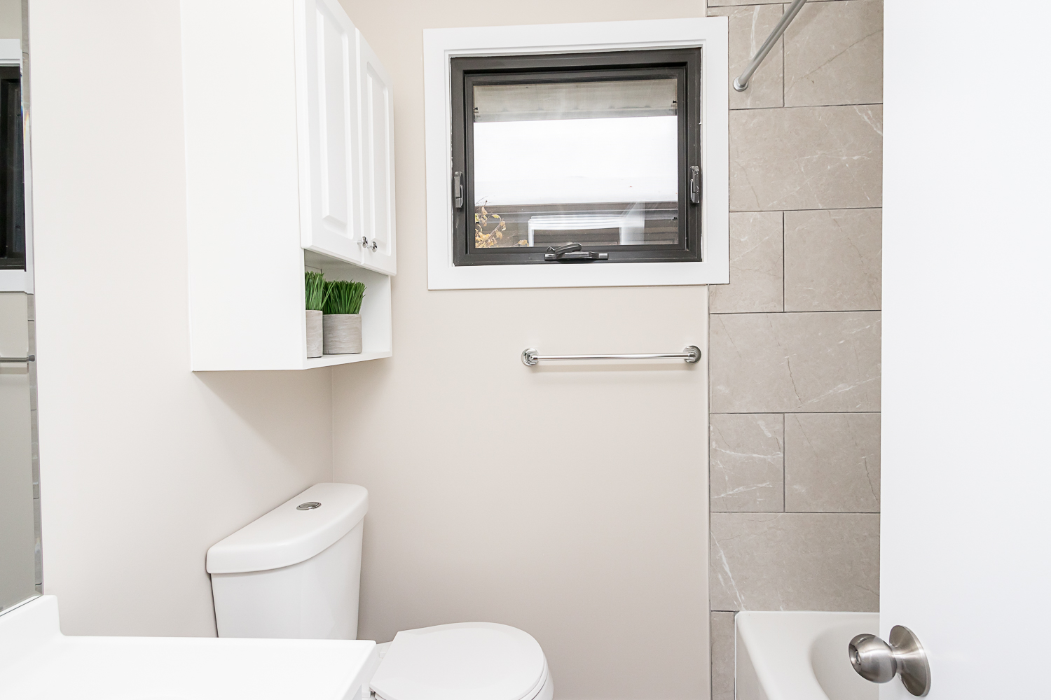614 Dunrobin Avenue - Bathroom
