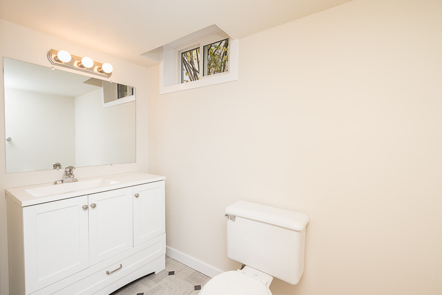614 Dunrobin Avenue - Washroom