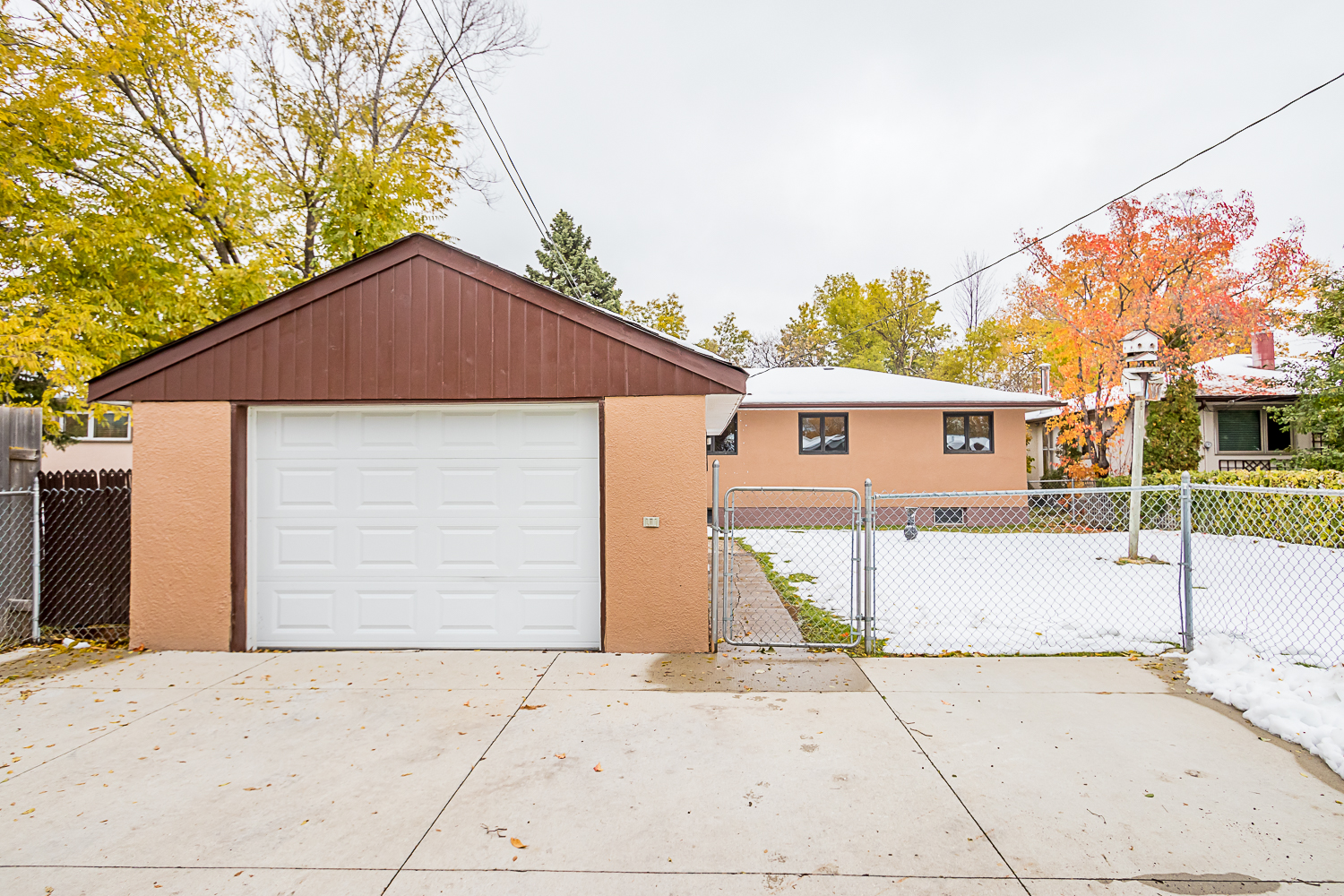 614 Dunrobin Avenue - Driveway