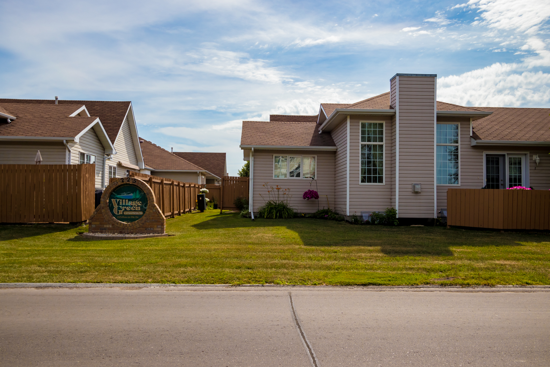 7-225 Dawnville Drive - Front Yard
