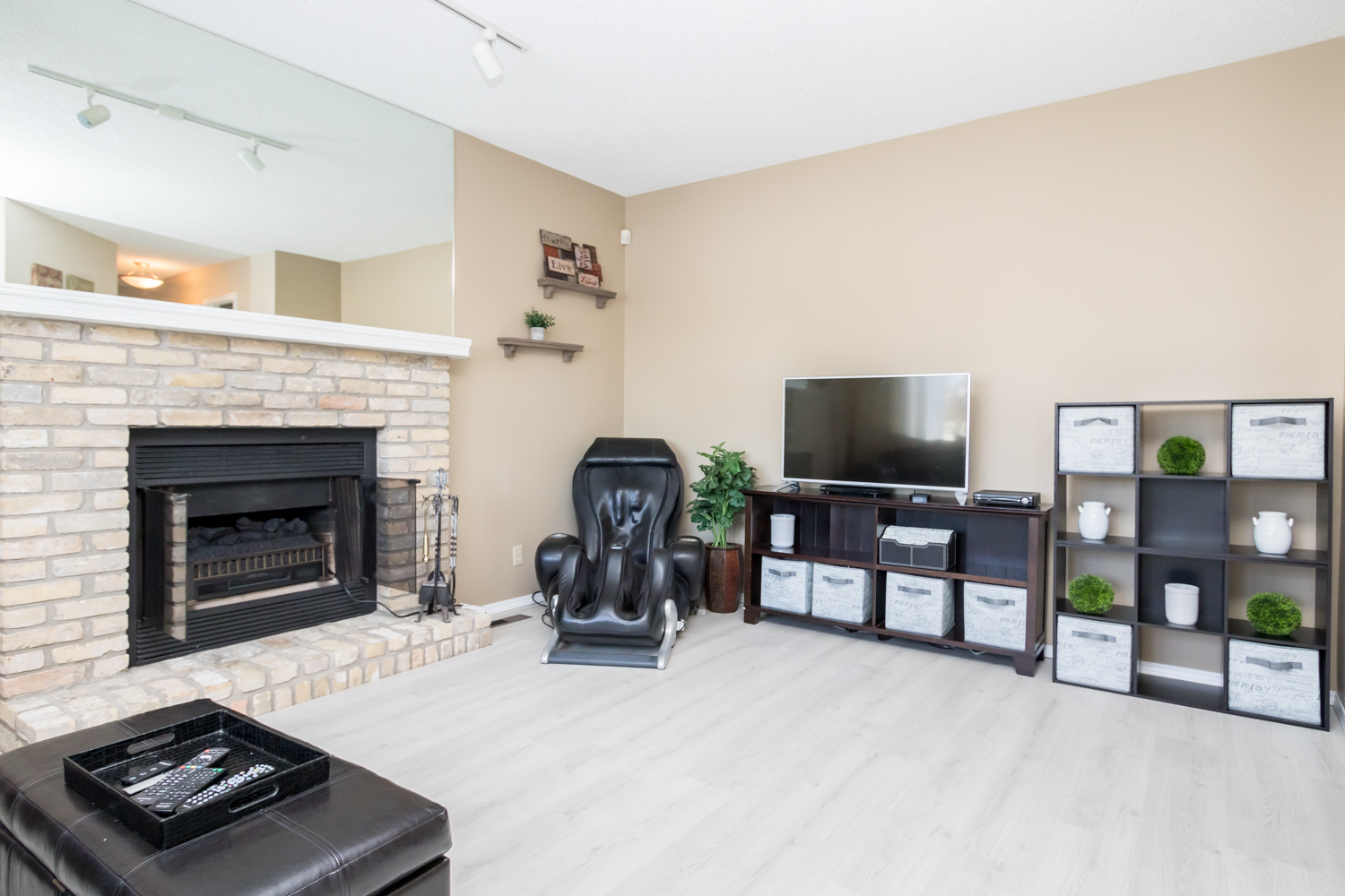 51 Chenier Bay - Living Room