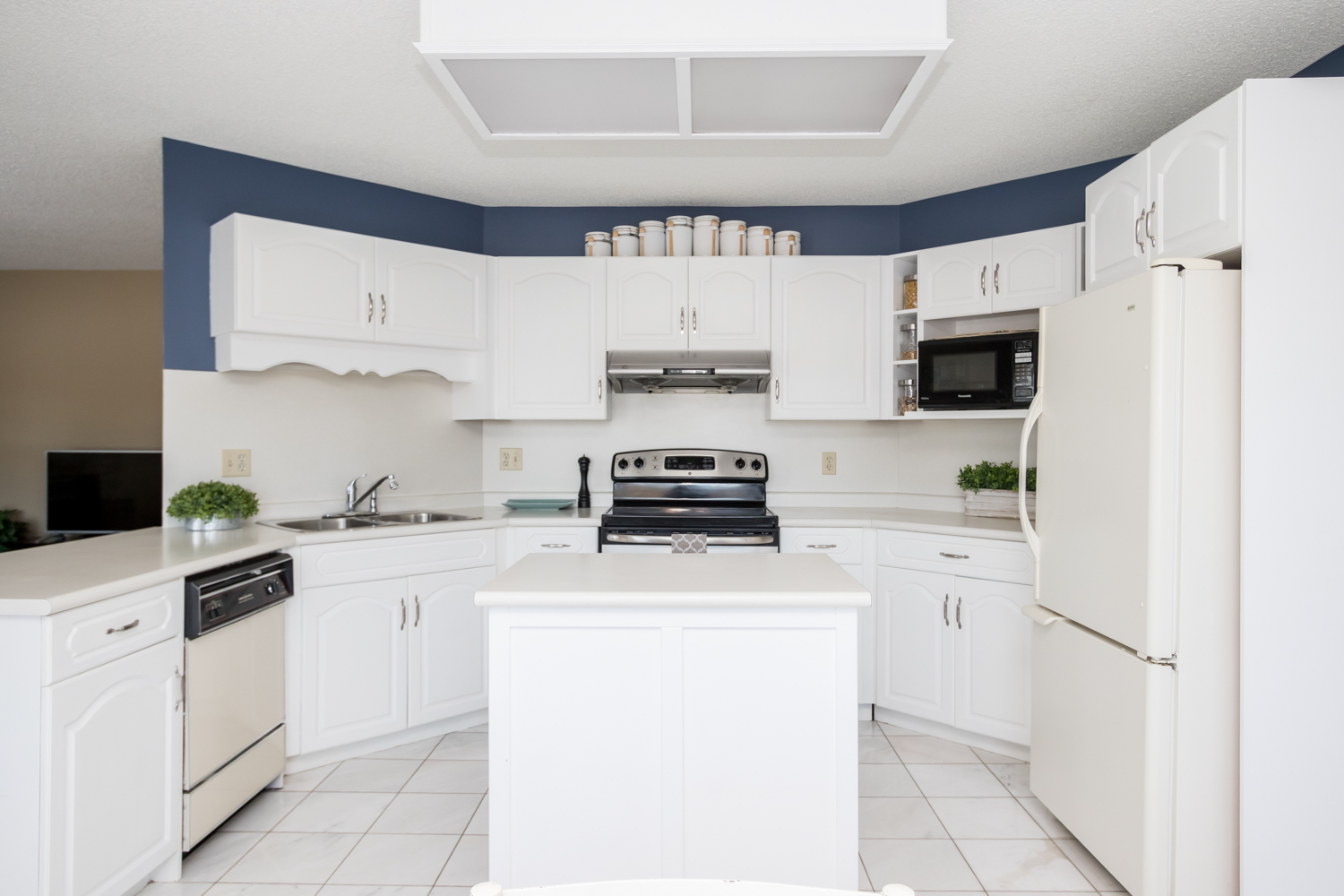 51 Chenier Bay - Kitchen